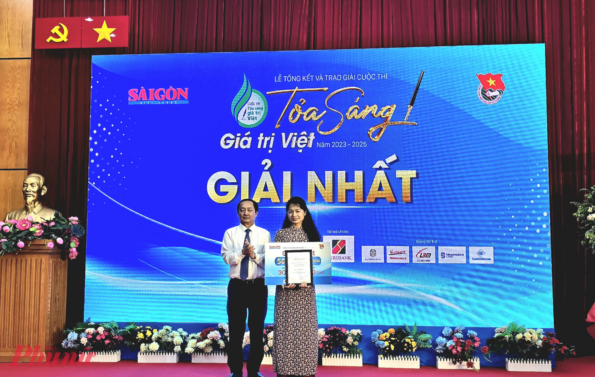 Ban tổ chức trao giải cho các thí sinh - Ảnh: Trang Nguyễn