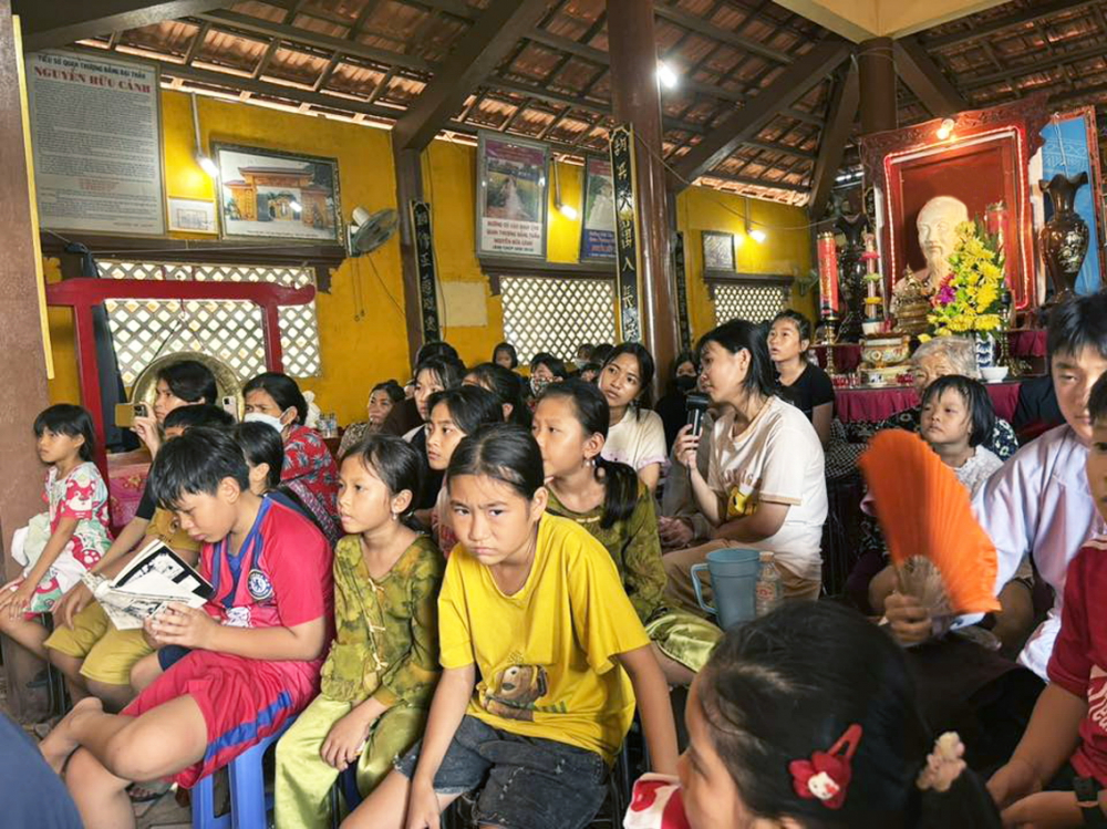 Khi "khối nghỉ hè" đổ bộ làng quê “Khối nghỉ hè” xem hát bội trong lễ Kỳ yên ở An Giang