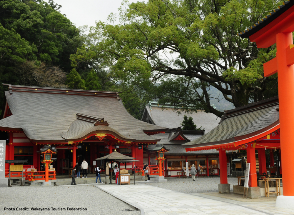 Tuyến đường đưa du khách đến đền Kumano Nachi Taisha và Chùa Seiganto-ji – hai điểm tâm linh đặc biệt trong quần thể Kumano Sanzan. Từ phía sau chùa, du khách có thể phóng tầm mắt chiêm ngưỡng thác Nachi – ngọn thác cao nhất Nhật Bản – đổ xuống nền rừng xanh thẳm, bên cạnh đó là hình ảnh tuyệt mỹ của bảo tháp ba tầng nổi bật giữa không gian núi non.