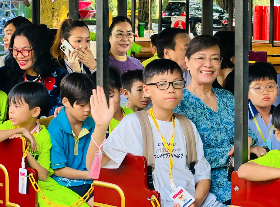 Chăm lo vật chất, nâng đỡ tinh thần Bà Nguyễn Thị Quyết Tâm - nguyên Chủ tịch HĐND TPHCM - vui tết cùng trẻ mồ côi, chương trình do Hội LHPN TPHCM tổ chức