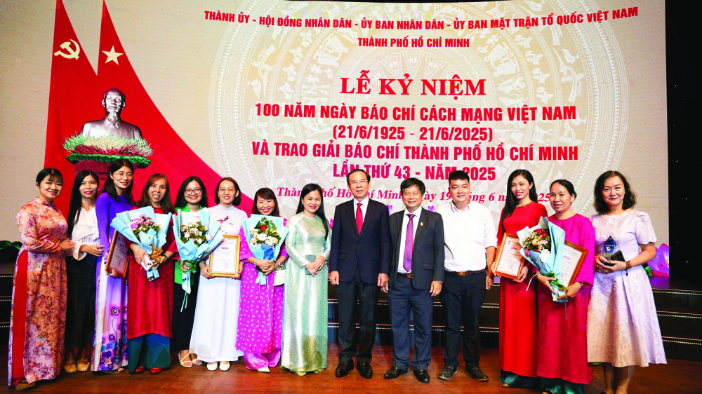 Ông Nguyễn Văn Nên (thứ sáu từ phải qua) - Ủy viên Bộ Chính trị, Bí thư Thành ủy TPHCM - và ông Trần Trọng Dũng (thứ năm từ phải qua) - Phó chủ tịch Hội Nhà báo Việt Nam - chụp ảnh lưu niệm cùng đại diện ban biên tập và các tác giả của Báo Phụ nữ TPHCM đoạt giải Báo chí TPHCM lần thứ 43 năm 2025 ẢNH: NGUYỄN QUANG