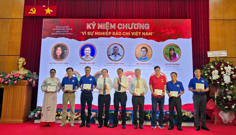 Báo SGGP tặng Kỷ niệm chương vì sự nghiệp báo chí Việt Nam cho các cá nhân - Ảnh: Trang Nguyễn