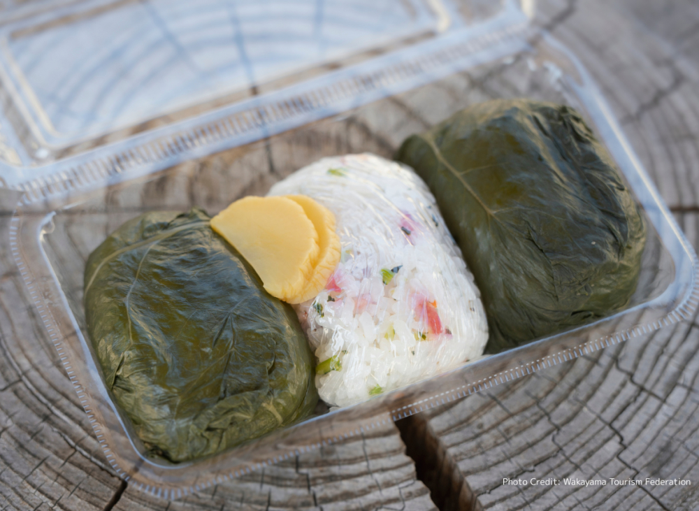 Mehari Sushi là món ăn đặc trưng của Nhật Bản gồm cơm nắm gói trong lá cải muối.