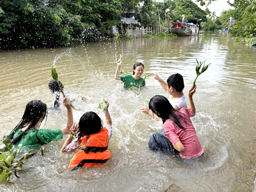 Khi "khối nghỉ hè" đổ bộ làng quê Tắm sông, nghịch nước... là những trò vui không thể thiếu của khối nghỉ hè khi về quê