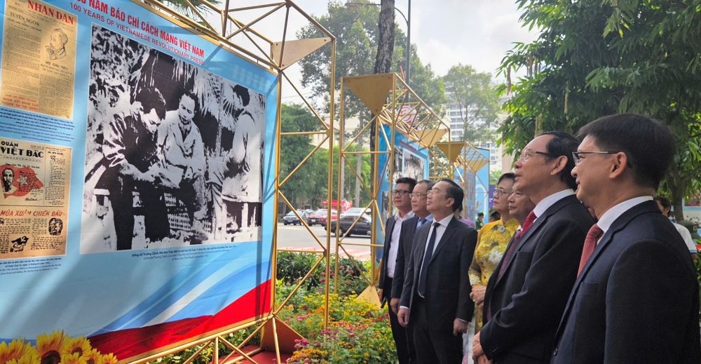 Bí thư Thành ủy TPHCM Nguyễn Văn Nên (thứ hai từ phải sang) xem triển lãm ảnh Báo chí cách mạng Việt Nam - một thế kỷ đồng hành cùng dân tộc trước lễ trao giải Báo chí TPHCM.