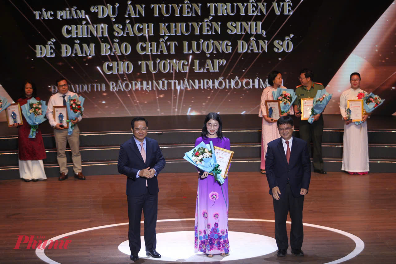 Giải báo chí TPHCM lần thứ 43: Trách nhiệm và sáng tạo vì nhân dân Chị Đoàn Thị Mai Hương, đại diện nhóm tác giả đoạt giải Ba của Báo Phụ nữ TPHCM ở nhóm giải Công trình tập thể