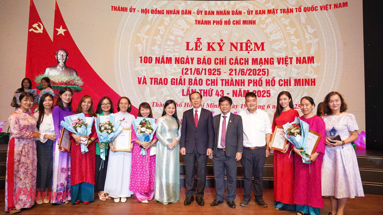 Giải báo chí TPHCM lần thứ 43: Trách nhiệm và sáng tạo vì nhân dân Ông Nguyễn Văn Nên (thứ 5 từ phải sang) - Ủy viên Bộ Chính trị, Bí thư Thành ủy TPHCM - chụp ảnh lưu niệm cùng đại diện Ban biên tập và các tác giả của Báo Phụ nữ TPHCM đoạt giải Báo chí TPHCM lần thứ 43 năm 2025