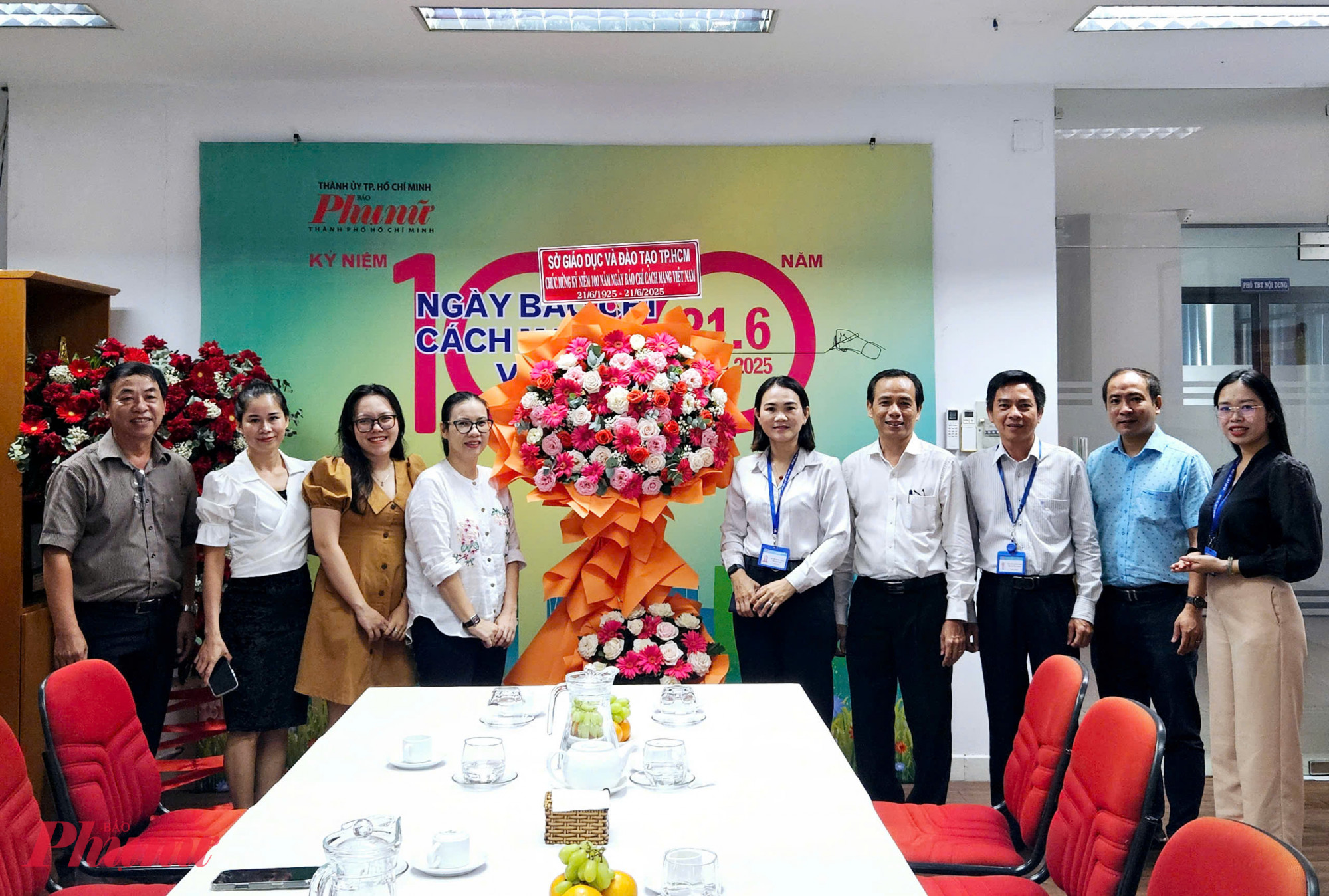 Đại diện Sở Giáo dục và Đào tạo TPHCM tặng hoa chúc mừng Báo Phụ nữ TPHCM