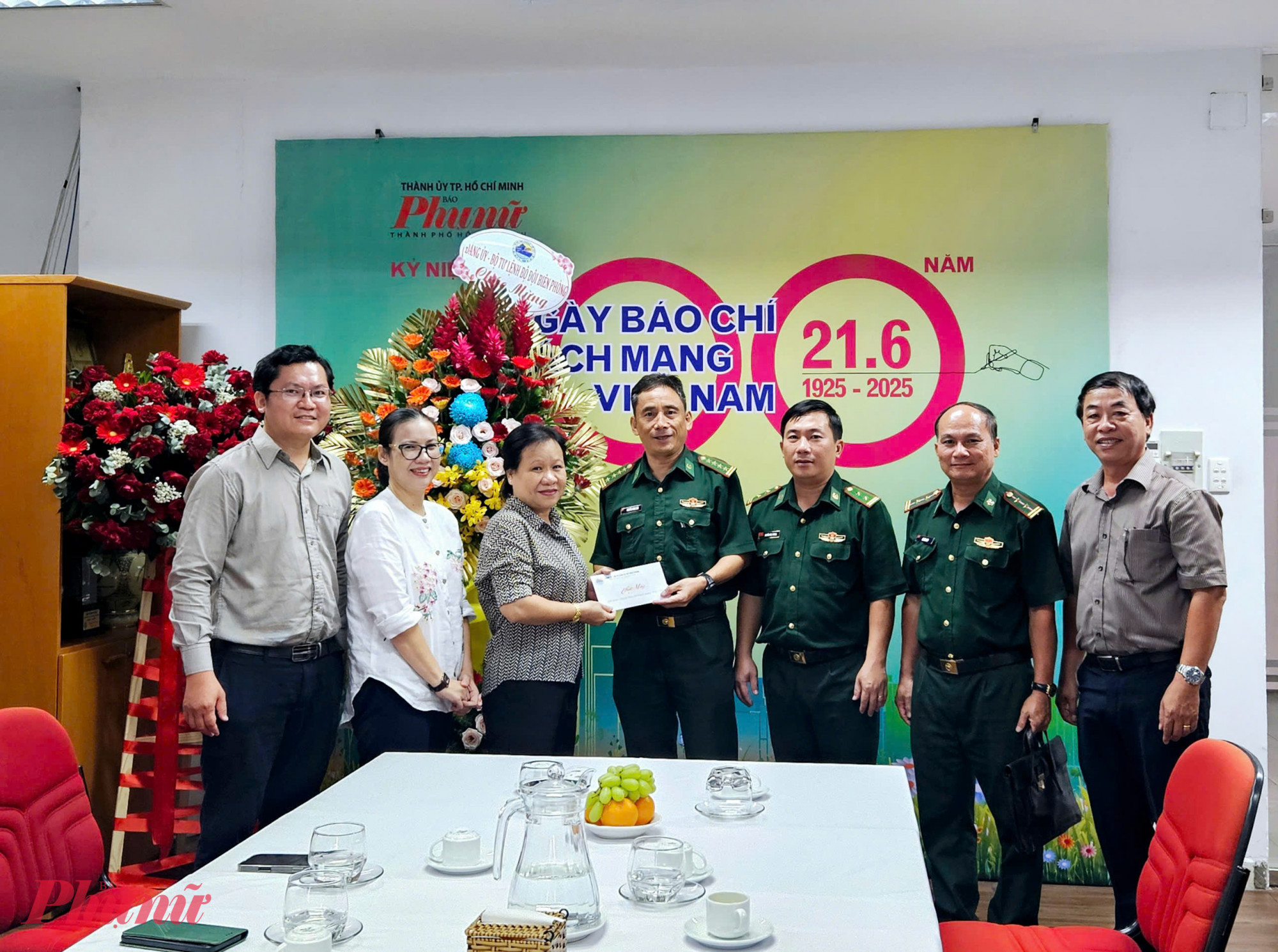 Đoàn Bộ Tư lệnh Bộ đội Biên phòng đến thăm và chúc mừng Báo Phụ nữ TPHCM nhân kỷ niệm 100 năm Ngày Báo chí Cách mạng Việt Nam