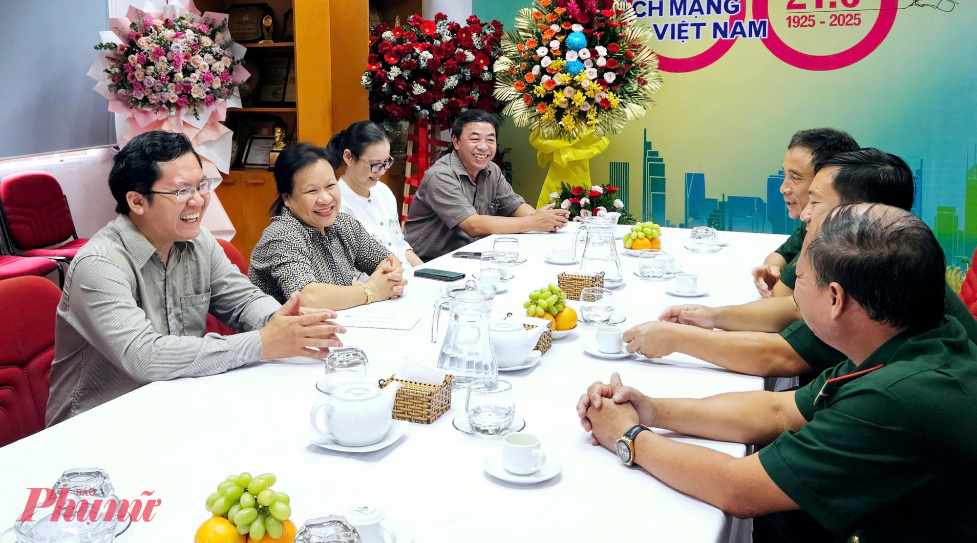 Đoàn Bộ Tư lệnh Bộ đội Biên phòng trò chuyện, thăm hỏi cán bộ Báo Phụ Nữ TPHCM nhân Ngày Báo chí Cách mạng Việt Nam.