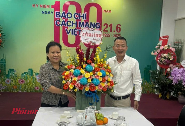 Đại diện Công ty phát hành Báo chí Trung ương đến thăm, tặng hoa chúc mừng và gửi lời chúc sức khỏe đến tập thể Báo Phụ Nữ TPHCM, đồng thời bày tỏ mong muốn tiếp tục hợp tác chặt chẽ trong thời gian tới.
