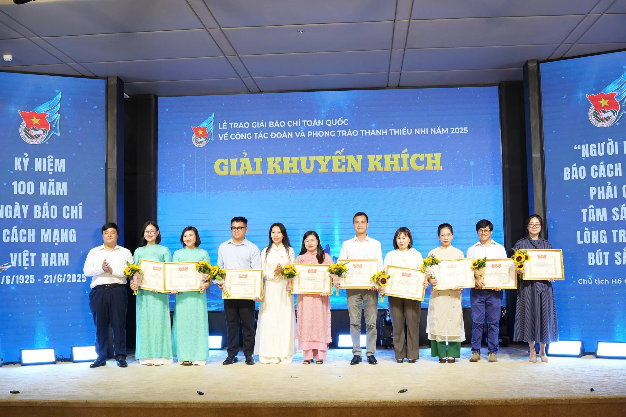 Đại diện Báo Phụ nữ TPHCM (ngoài cùng bên phải) nhận giải