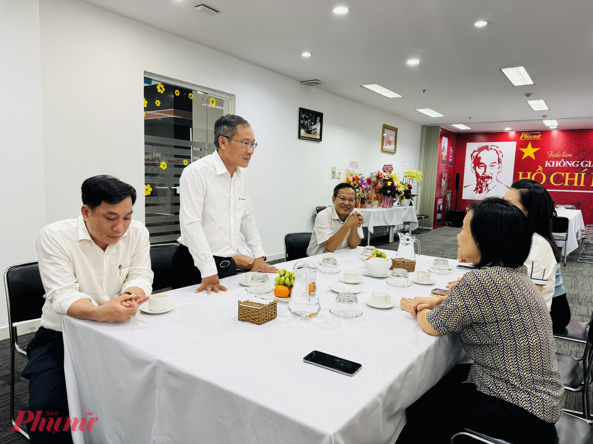 Ông Bùi Trung Kiên, Phó Giám đốc Tổng công ty Điện lực TPHCM (EVN HCMC) cảm ơn Báo đã đồng hành cùng đơn vị
