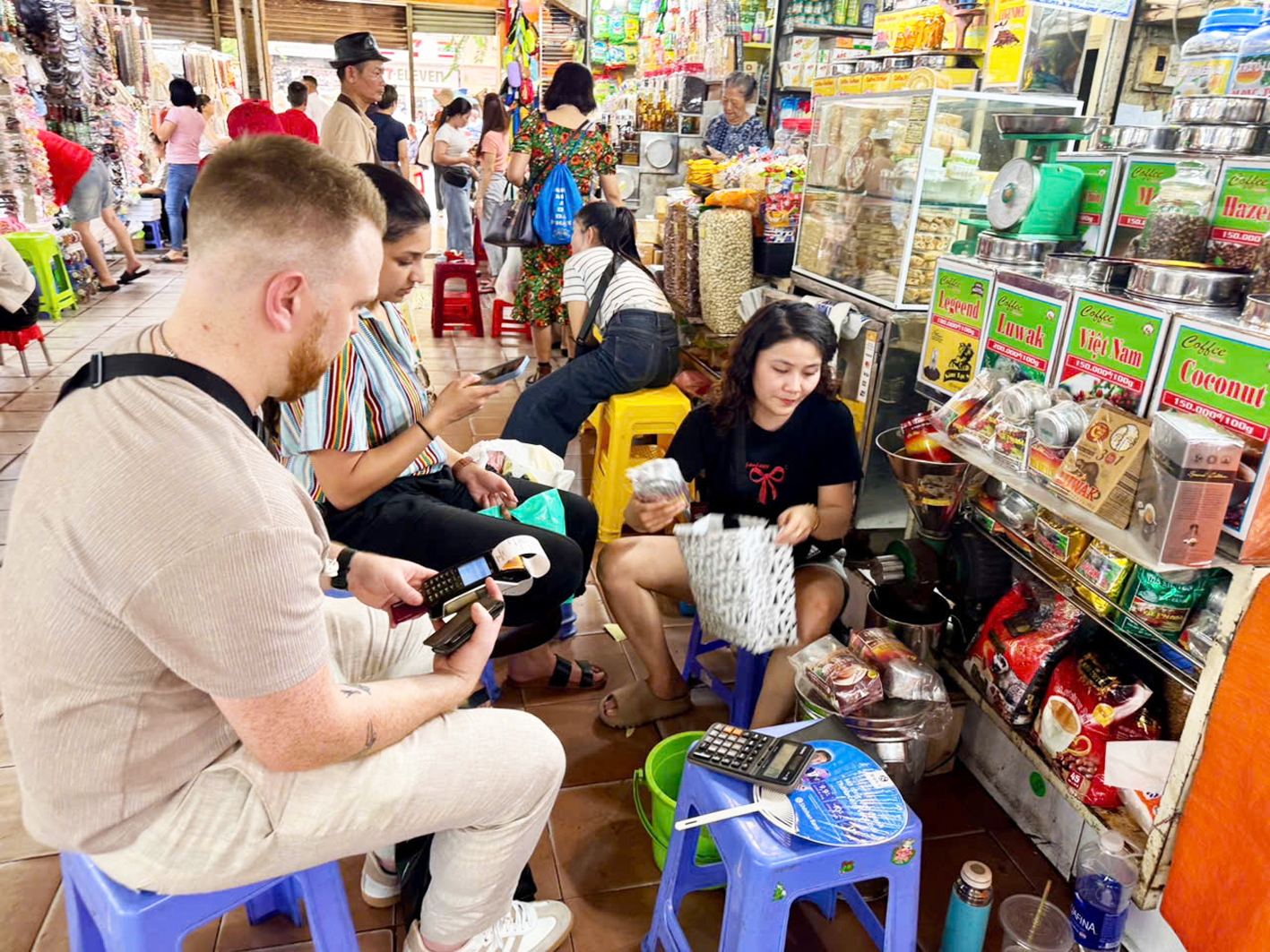 Nhiều tiểu thương chợ Bến Thành (TPHCM) vẫn lúng túng khi áp dụng hóa đơn điện tử trong bán hàng - ẢNH: THANH HOA