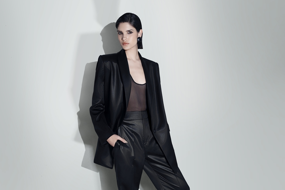  NTK Công Trí vừa trình làng Lãnh Mỹ A Capsule Collection, bộ sưu tập đặc biệt gồm 25 thiết kế nhằm tôn vinh giá trị và vẻ đẹp của chất liệu lụa đen quý hiếm. ới tinh thần tôn vinh bản sắc Việt thông qua ngôn ngữ thời trang hiện đại, Công Trí tiếp tục khẳng định vị thế của mình trong dòng chảy thiết kế đương đại mang đậm dấu ấn dân tộc. 
