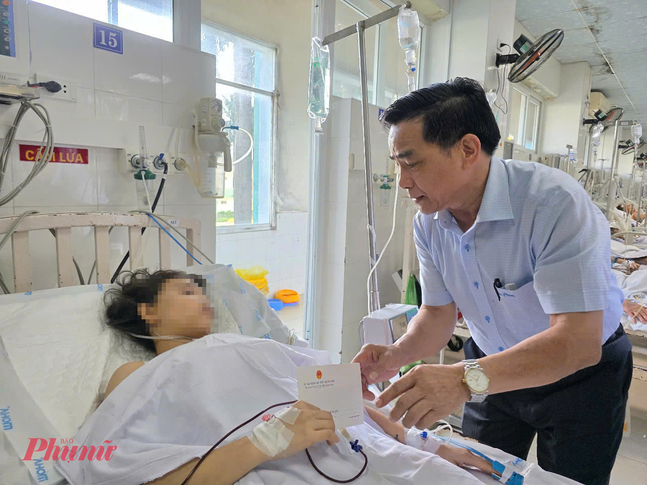 Chủ tịch Quảng Nam thăm hỏi một nạn nhân đang điều trị tại bệnh viện
