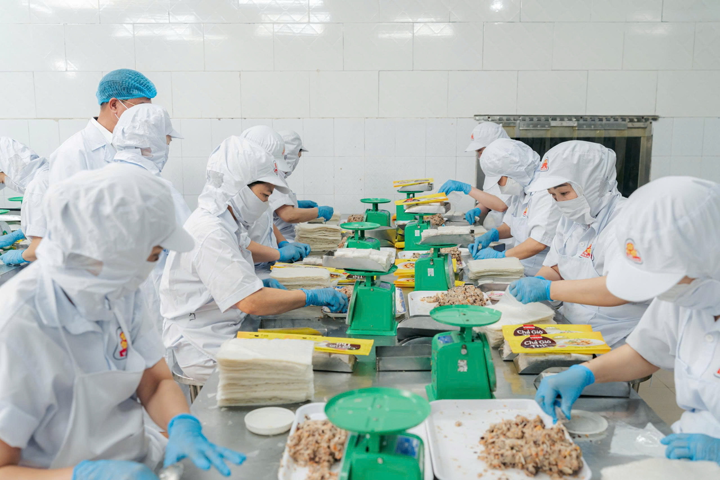 Dẹp hàng giả - cơ hội cho nhà sản xuất trong nước Hàng gian, hàng giả được loại bỏ sẽ tạo cơ hội tốt cho sản xuất phát triển - ẢNH: MAI CA (ảnh chụp tại Công ty Vissan)
