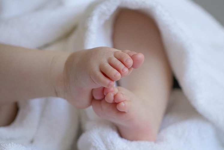 Đứ trẻ sơ sinh đã không may tử vong do người cha lên cơn đau tim ngả đè