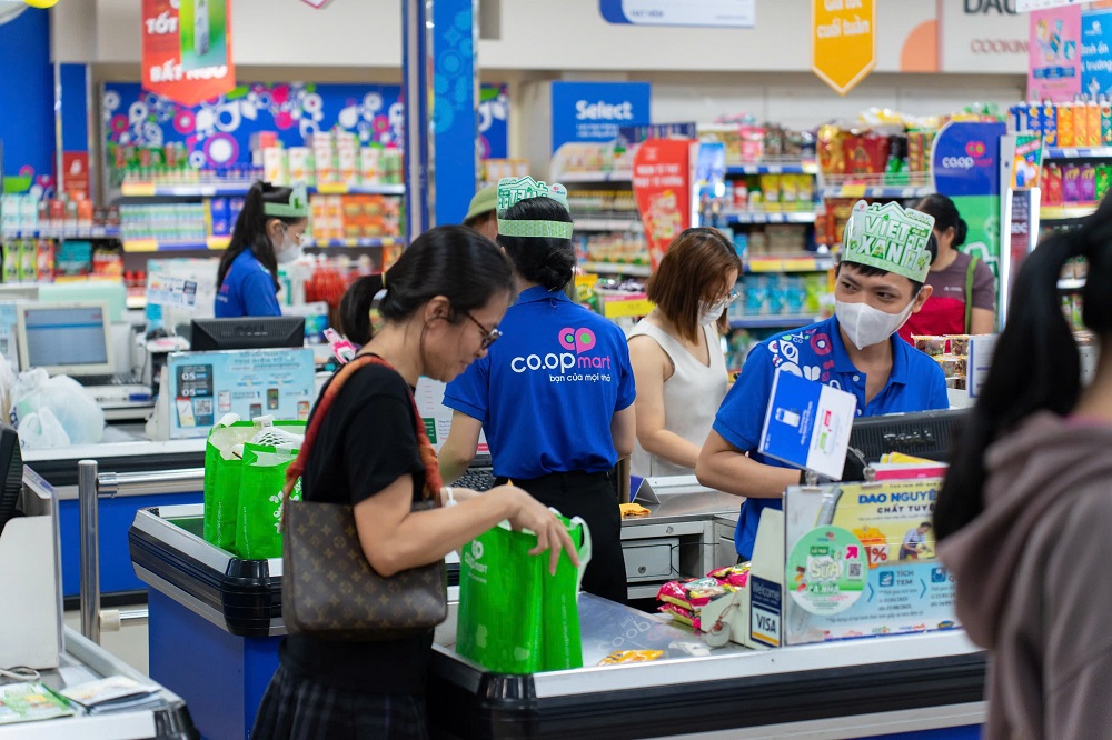 Khách hàng mang túi cá nhân khi mua sắm - Ảnh: Saigon Co.op