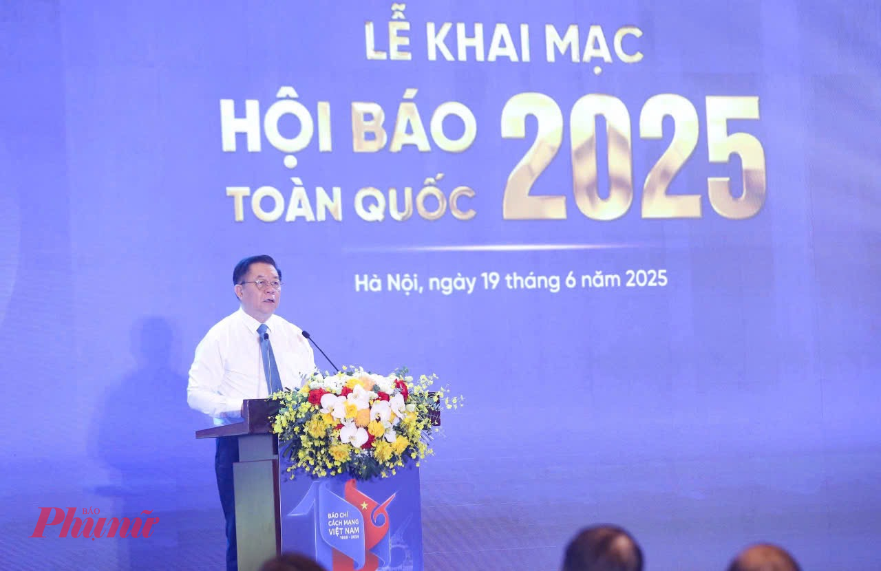 Đồng chí Nguyễn Trọng Nghĩa, Ủy viên Bộ Chính trị, Bí thư Trung ương Đảng, Trưởng Ban Tuyên giáo và Dân vận Trung ương phát biểu tại lễ khai mạc Hội Báo toàn quốc năm 2025.