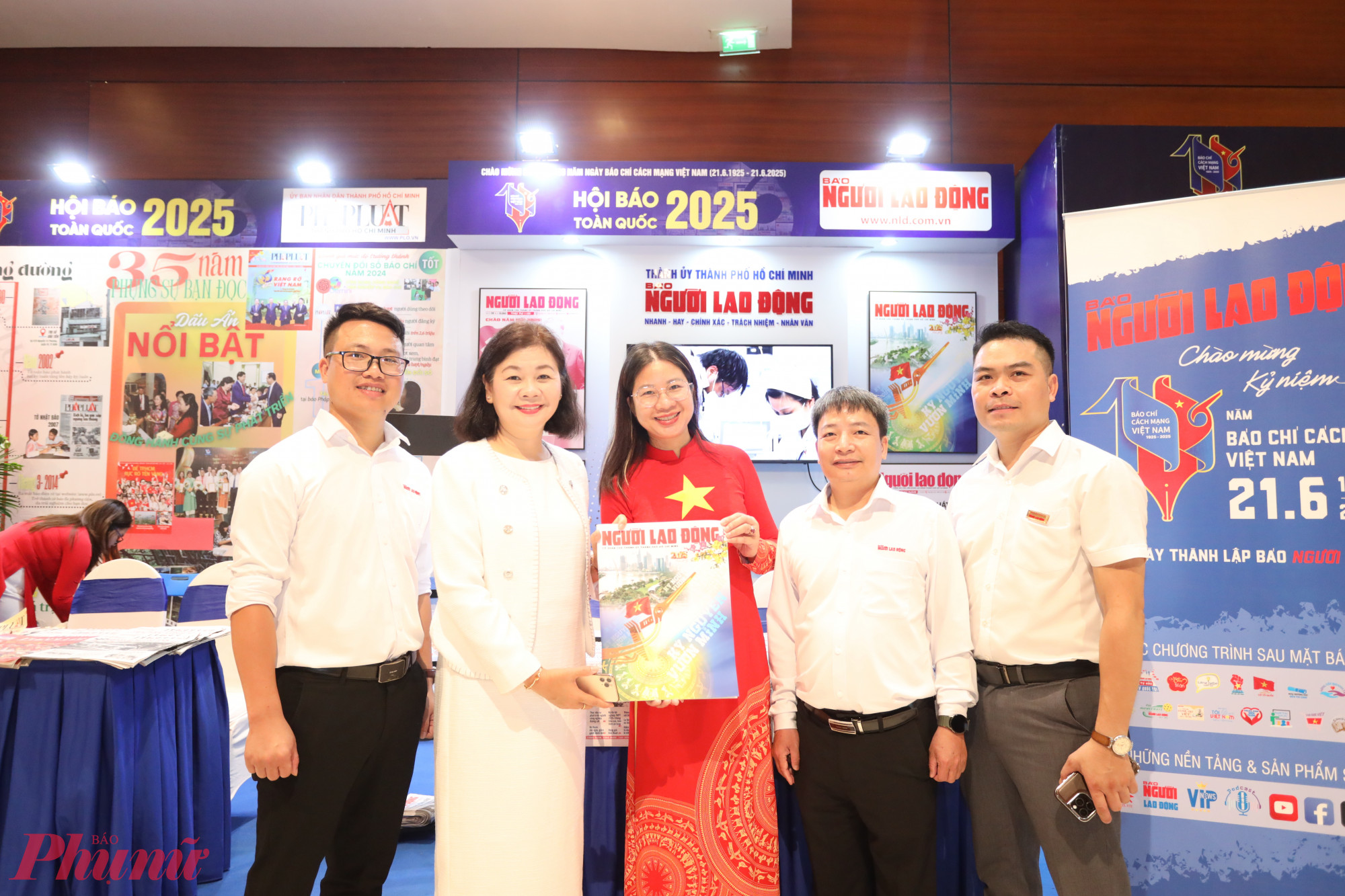Bà Lý Việt Trung - Tổng biên tập Báo Phụ nữ Thành phố Hồ Chí Minh - Phó chủ tịch Hội Nhà Báo Thành phố Hồ Chí Minh thăm các gian trưng bày báo tại Hội Báo toàn quốc 2025.