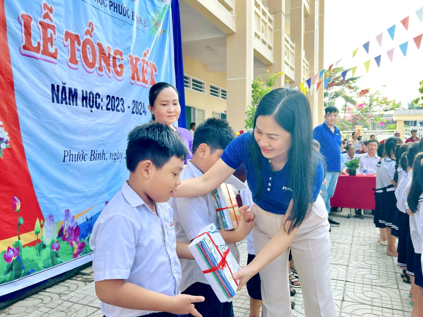 Niềm hạnh phúc phía sau những trang báo Bà Phạm Thị Vân Anh - Phó tổng biên tập Báo Phụ nữ TPHCM - trao quà cho các em học sinh Trường tiểu học Phước Bình B, thị xã Trảng Bàng, tỉnh Tây Ninh có thành tích học tập tốt trong khuôn khổ chương trình “Tủ sách Bác Hồ chắp cánh ước mơ” - ẢNH: DIỄM MI