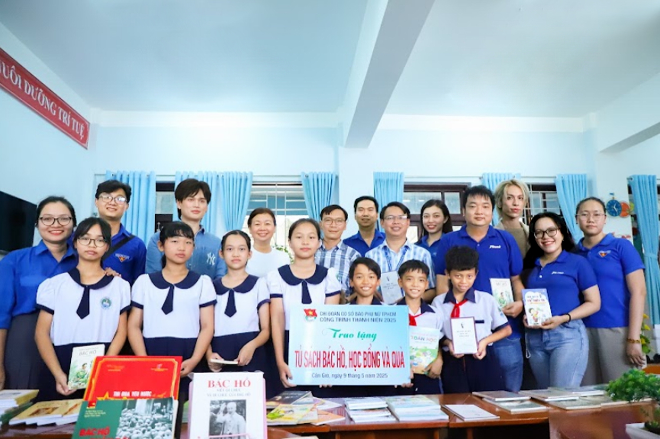 Niềm hạnh phúc phía sau những trang báo Chương trình “Tủ sách Bác Hồ chắp cánh ước mơ” của Báo Phụ nữ TPHCM đến với học sinh xã đảo Thạnh An, huyện Cần Giờ, TPHCM ngày 9/5/2025 - ẢNH: THÀNH LÂM