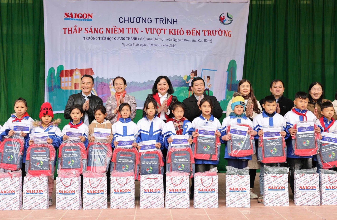 Niềm hạnh phúc phía sau những trang báo Bà Bùi Thị Hồng Sương (thứ ba từ trái sang) - Phó tổng biên tập Báo Sài Gòn Giải Phóng - và chị Lê Nhung (thứ hai từ trái sang) trong lần thực hiện chương trình “Thắp sáng niềm tin - Vượt khó đến trường” ở Trường tiểu học Quang Thành, huyện Nguyên Bình, tỉnh Cao Bằng - ẢNH: QUANG PHÚC