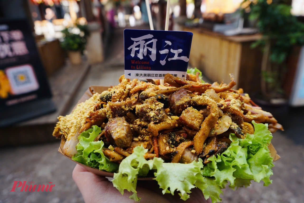 Không chỉ có cảnh đẹp, Lệ Giang còn là nơi lưu giữ đậm nét văn hóa của dân tộc Nạp Tây, với những lễ hội truyền thống, trang phục sặc sỡ và lối sống chậm rãi, hiền hòa.