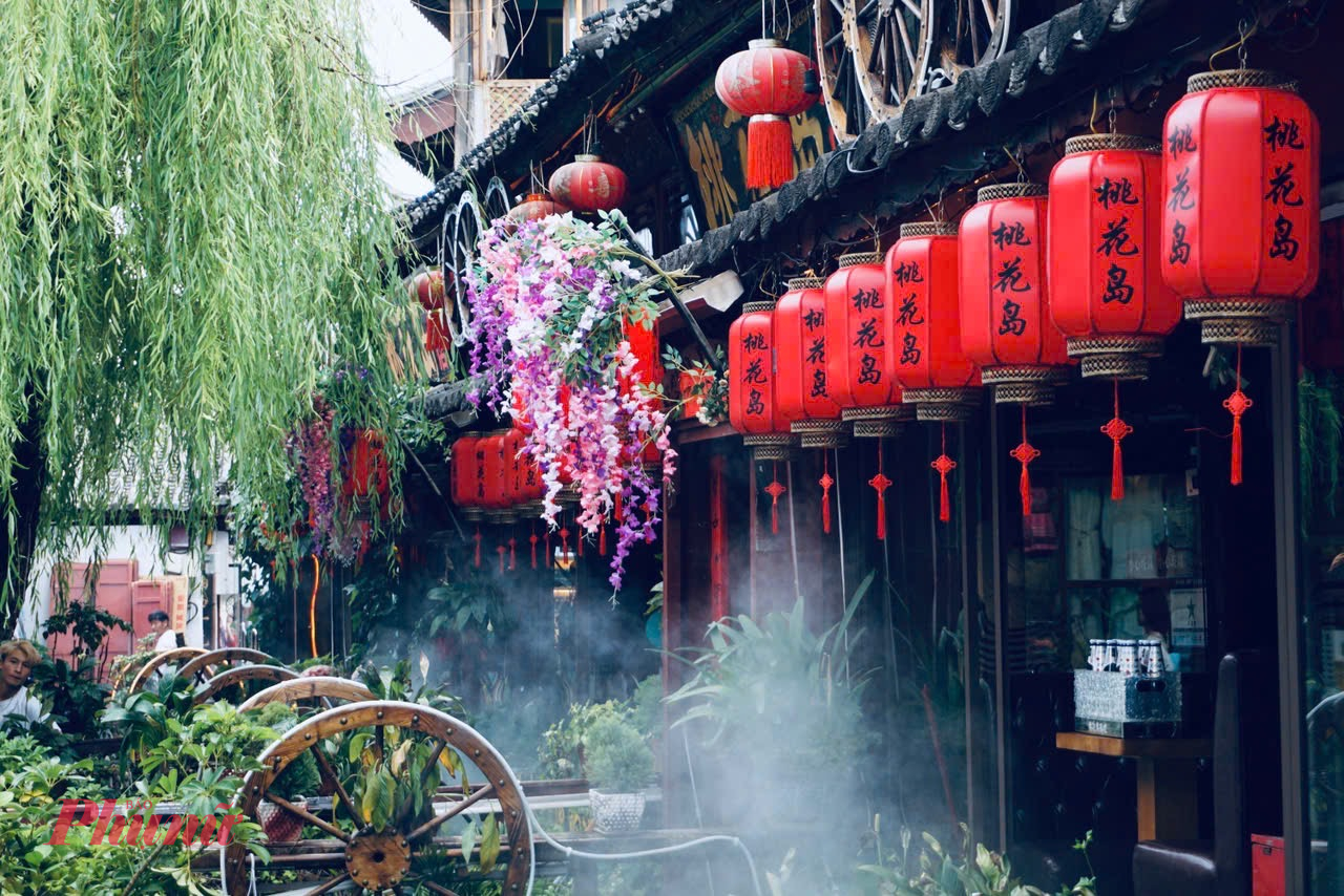 Lệ Giang đẹp như một bức tranh thủy mặc sống động, nơi những con kênh uốn lượn len lỏi giữa phố cổ lát đá, mái ngói cong vút, nhà gỗ cổ kính và hàng lồng đèn đỏ treo dọc lối đi.
