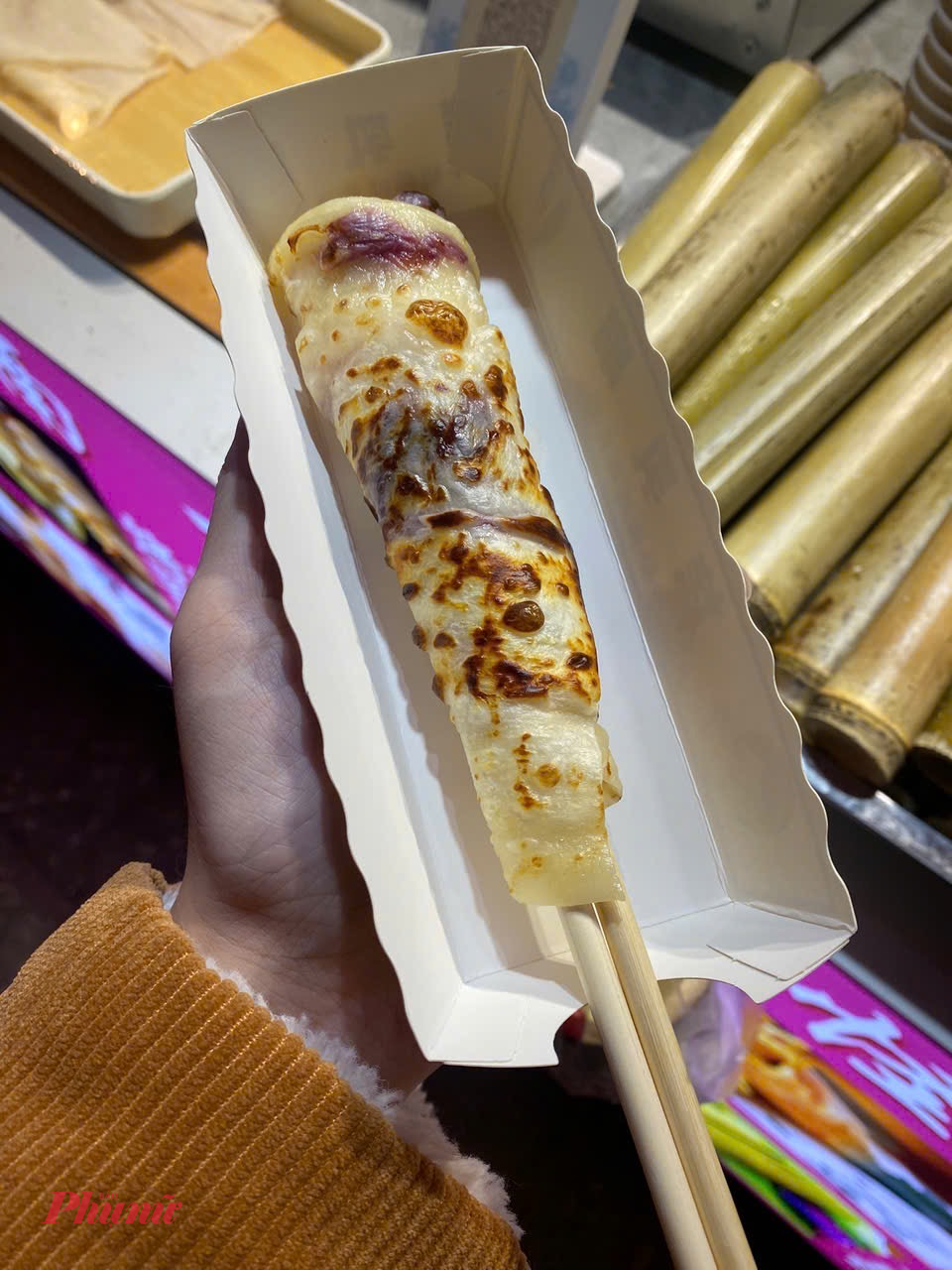 bánh phô mai hoa hồng là món tráng miệng độc đáo gây ấn tượng mạnh với du khách nhờ sự kết hợp tinh tế giữa nguyên liệu địa phương và phong cách ẩm thực hiện đại.