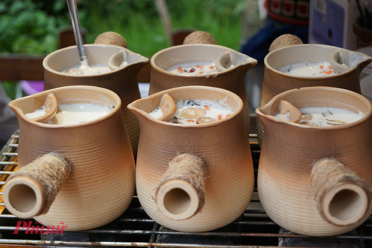 Trong hành trình khám phá ẩm thực Lệ Giang (Vân Nam, Trung Quốc), sữa hoa hồng là món đồ uống độc đáo khiến nhiều du khách bất ngờ và thích thú. Thức uống được làm từ sữa tươi nguyên chất hòa cùng siro hoa hồng hoặc cánh hoa hồng ướp mật, có nơi còn thêm chút mật ong và đá lạnh, tạo nên vị ngọt nhẹ, thanh mát Ở khu phố cổ, nhiều hàng quán ven đường chế biến sữa hoa hồng trong bình gốm hoặc ly thuỷ tinh đi kèm cánh hoa tươi trang trí, tăng phần thi vị.