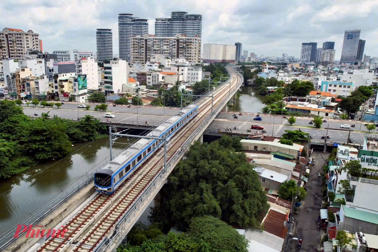 Sau nửa năm vận hành, tuyến Metro số 1 ghi nhận hơn 10 triệu lượt khách, doanh thu hơn 91 tỷ đồng, sẵn sàng bước vào giai đoạn tăng tốc cuối năm - Ảnh: Thanh Tâm