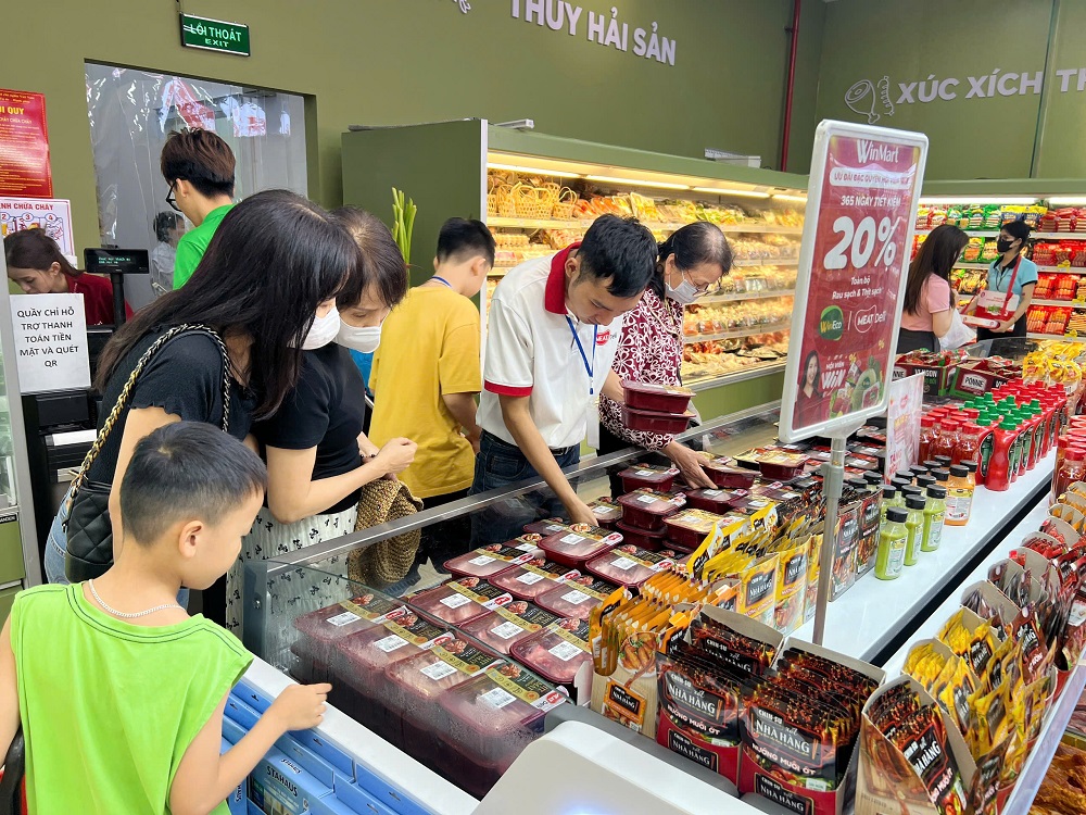 Người tiêu dùng chọn mua thịt ủ mát MEATDeli tại hệ thống siêu thị WinMart, WinMart+ - Ảnh: Masan Group