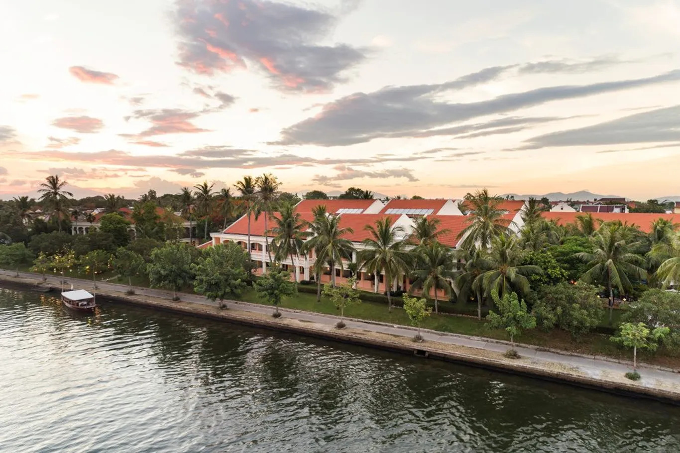 Nằm trên bờ sôngThu Bồn yên bình, sự sang trọng tinh tế của Anantara Hội An (Quảng Nam) đã tạo nên nét quyến rũ rất riêng - Ảnh: Anantara Hội An