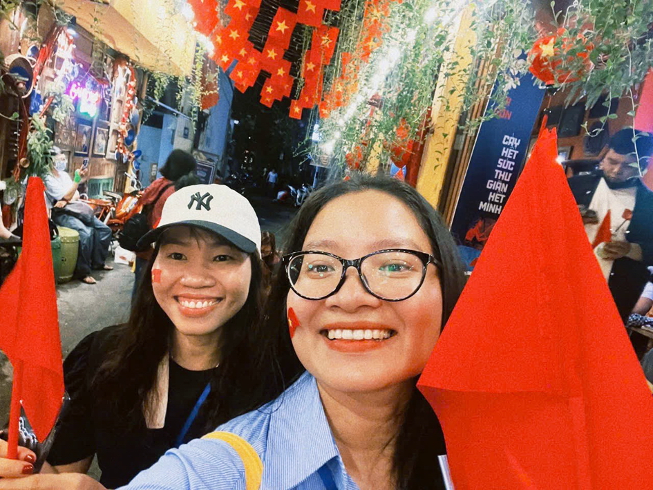 2 phóng viên Diễm Mi (phải) và Hoa Lài lúc 2g sáng ngày 30/4  tại con hẻm trên đường Điện Biên Phủ, quận 3, TPHCM
