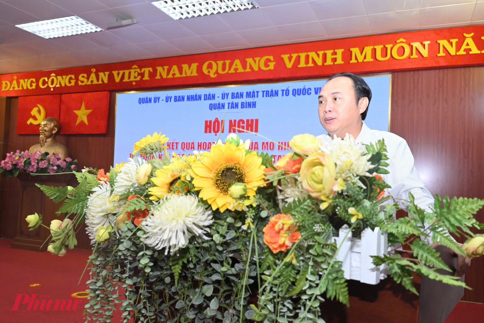 Ông Lê Hoàng Hà -Bí thư Quận ủy Tân Bình, phát biểu tại hội nghị, ôn lại chặng đường phát triển và tri ân đóng góp của các thế hệ cán bộ, lãnh đạo quận qua các thời kỳ - Ảnh: Thanh Tâm