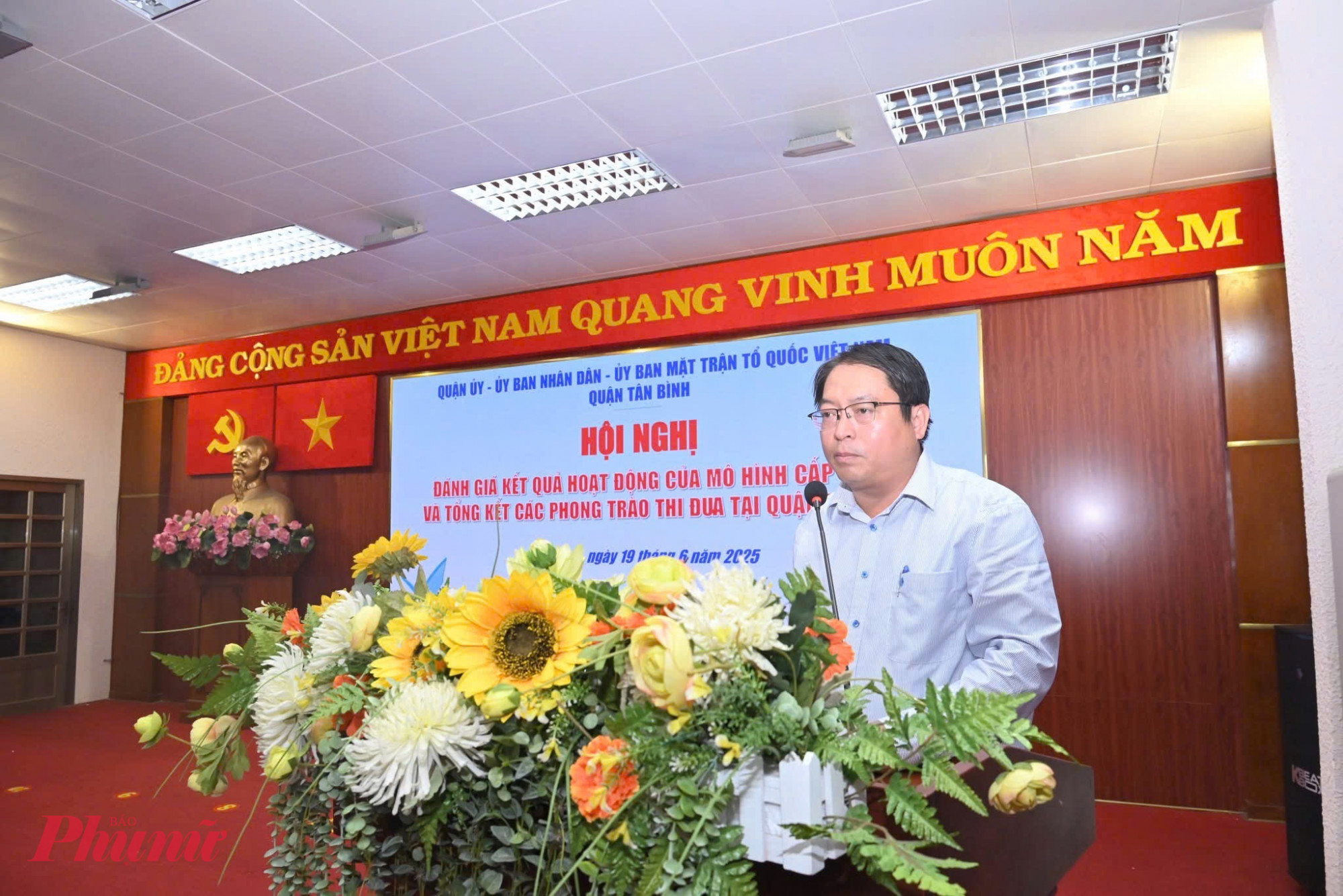 Ông Đoàn Văn Đủ – Phó Chủ tịch UBND quận Tân Bình thông tin hình hình kinh tế - xã hội của quận Tân Bình - Ảnh: Thanh Tâm