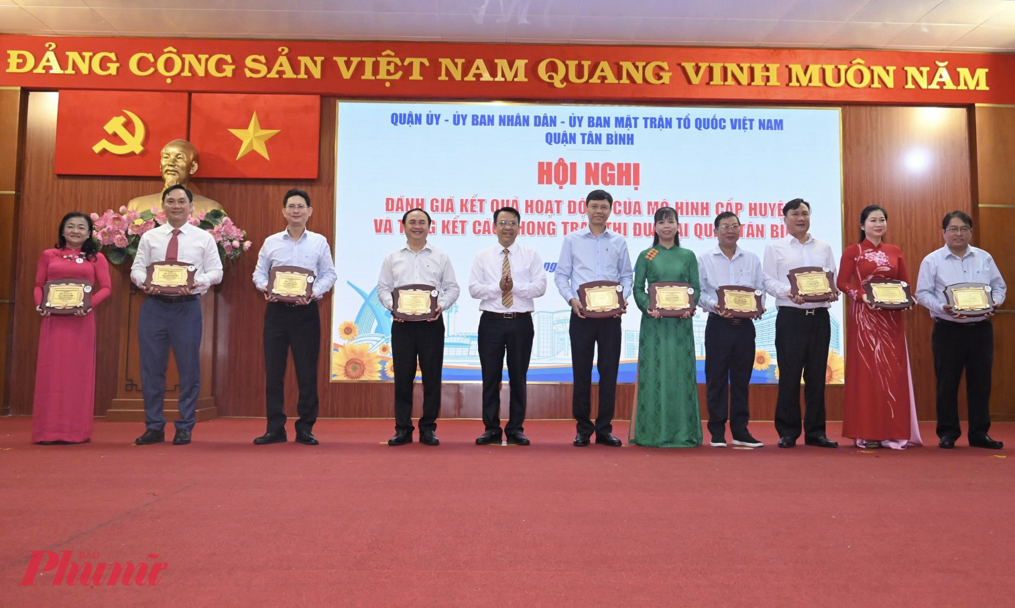 Lãnh đạo quận Tân Bình trao bằng khen tri ân các đồng chí nguyên là Thường trực Quận ủy, UBND quận qua các thời kỳ vì những đóng góp to lớn cho sự phát triển của quận - Ảnh: Thanh Tâm