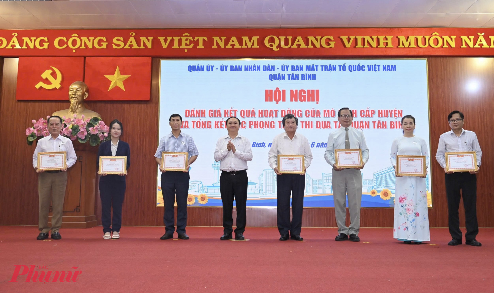 Đại diện Quận ủy – UBND – Ủy ban MTTQ quận Tân Bình vinh danh các tập thể, cá nhân có thành tích tiêu biểu trong xây dựng và phát triển quận giai đoạn 2003 đến nay - Ảnh: Thanh Tâm