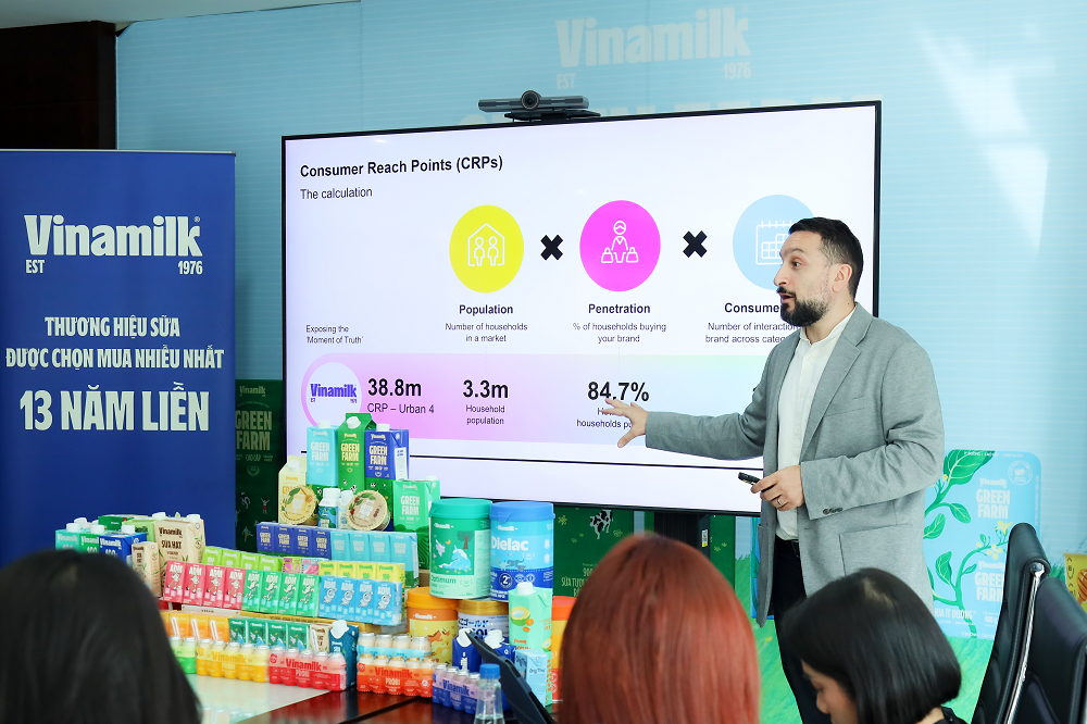 Ông Peter Christou - Tổng giám đốc Kantar Vietnam, Worldpanel Division - chia sẻ về kết quả của báo cáo Dấu chân thương hiệu - Ảnh: Nguyên Phương