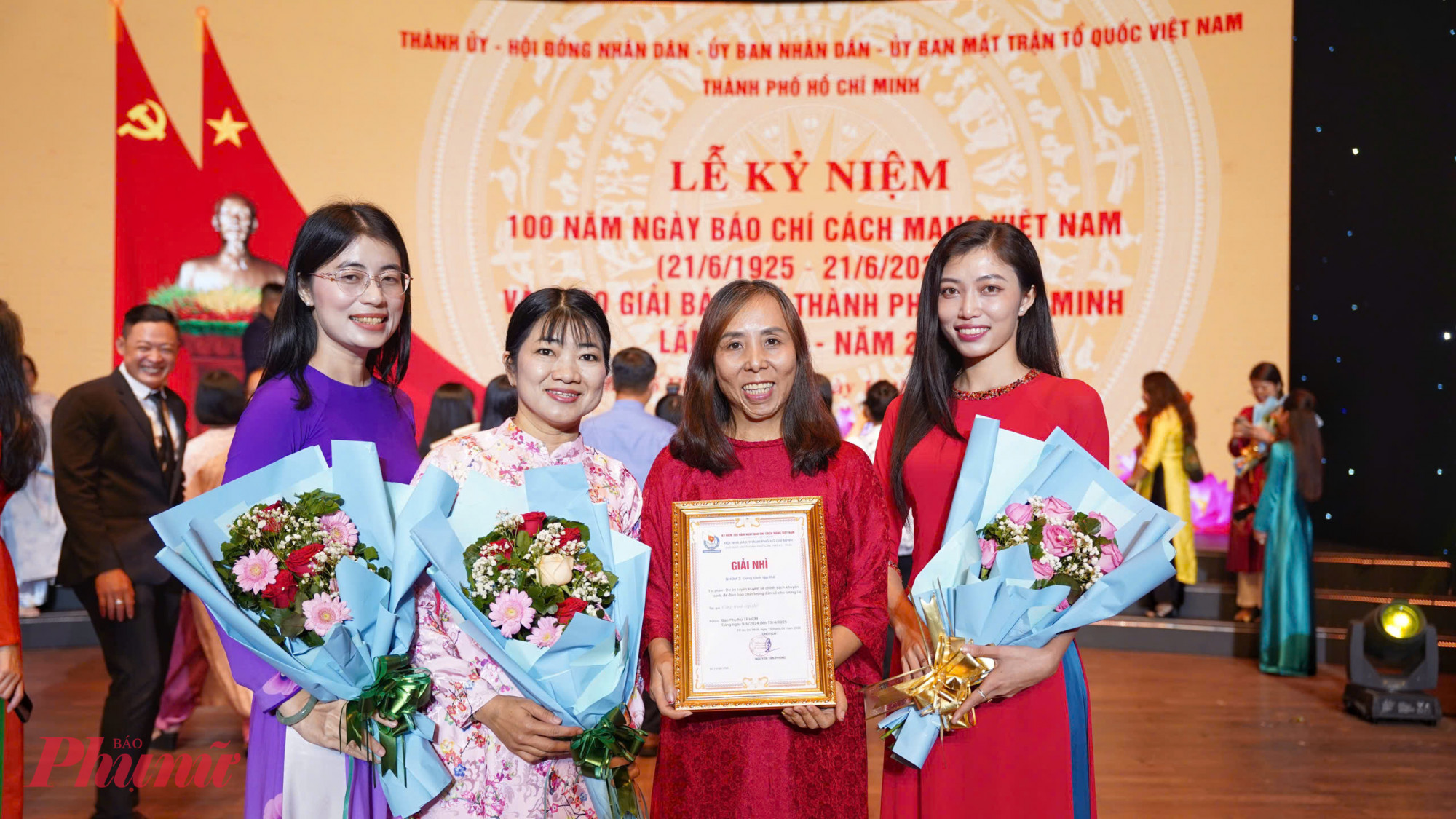 Con khỏe mạnh ký sinh cha mẹ già - Diễn đàn: Thương con - sao cho đúng cách? của nhóm tác giả Nguyễn Thị Diệu Hiền, Đặng Thị Thùy Dương, Trần Nhã Chân đạt giải ba nhóm 4