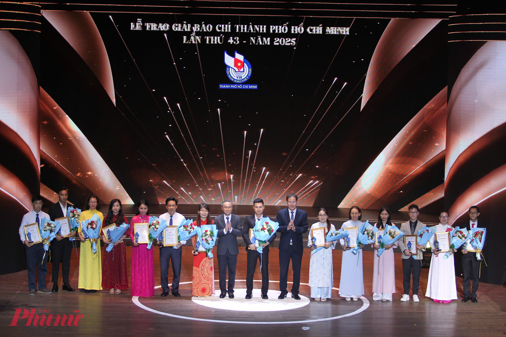 Giải Báo chí TPHCM lần thứ 43 có 285 tác phẩm với sự tham gia từ 18 đơn vị báo chí của thành phố, Báo Phụ nữ TPHCM đoạt 5 giải thưởng