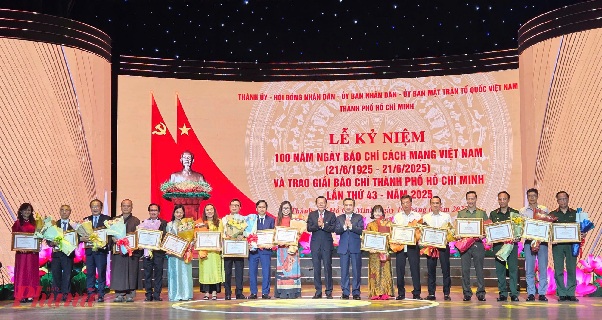 Phó Tổng biên tập Nguyễn Thị Vân Anh (thứ 6 từ trái sang) đại diện Báo Phụ Nữ TPHCM nhận bằng khen của UBND TPHCM
