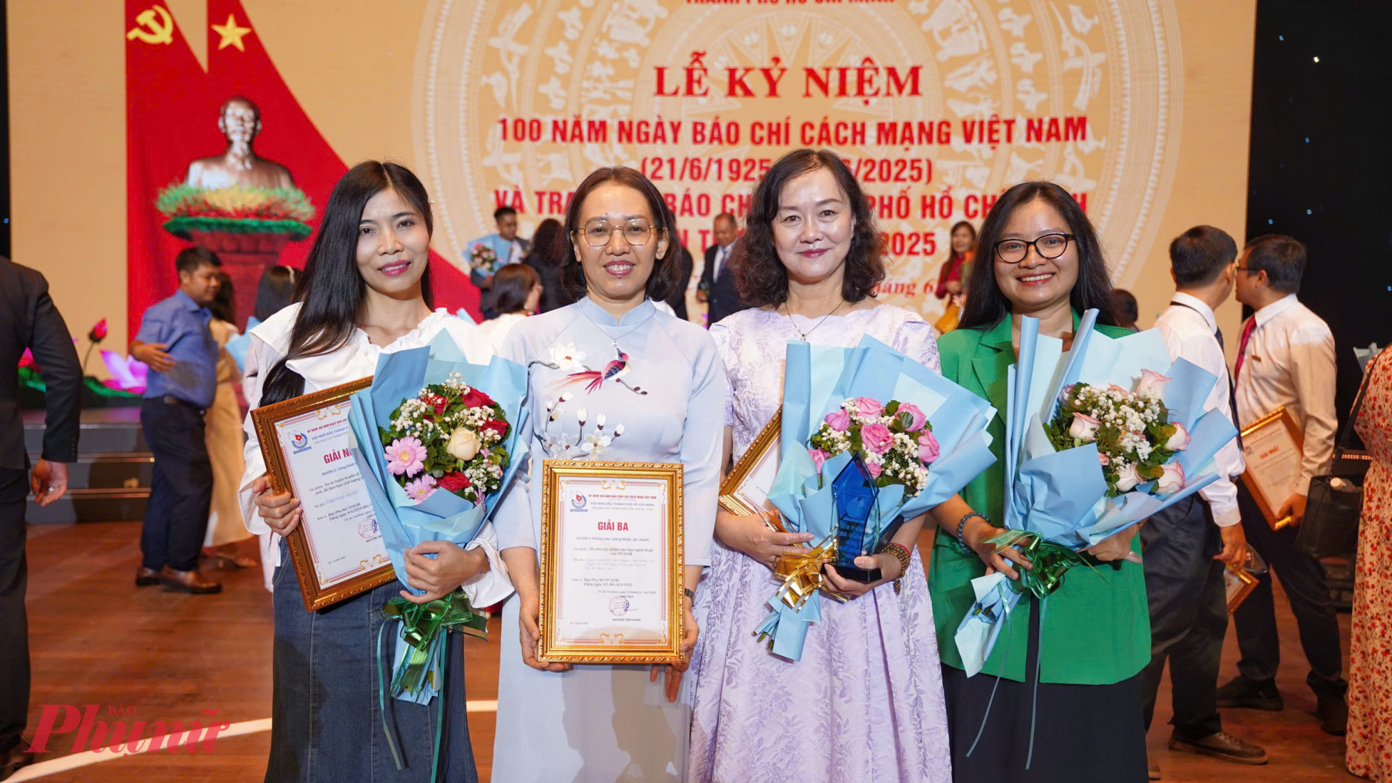 Loạt bài 50 năm tác phẩm văn học nghệ thuật của TPHCM của nhóm tác giả Nguyễn Ngọc Hiền Hòa, Nguyễn Ngọc Hương Nhu, Nguyễn Thị Ngọc Tuyết, Nguyễn Thị Diễm Mi, Bùi Thị Thanh Quyên, Ban Văn hóa văn nghệ đoạt giải ba nhóm 5.