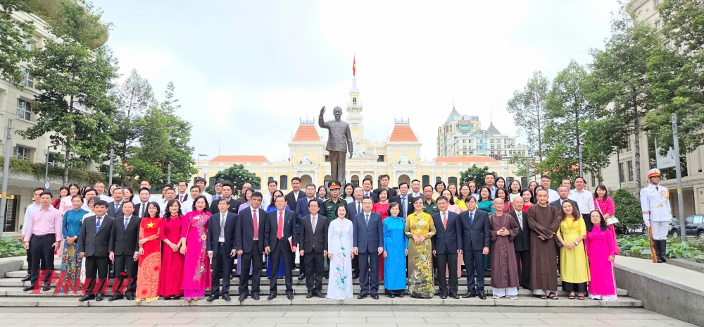 Lãnh đạo và người làm báo TPHCM báo công lên Chủ tịch Hồ Chí Minh nhân kỷ niệm 100 năm Ngày Báo chí Cách mạng Việt Nam.