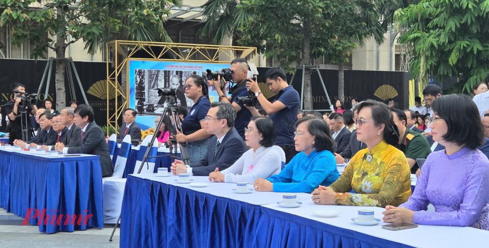 Nhiều lãnh đạo, nguyên lãnh đạo TPHCM dự triển lãm kỷ niệm 100 năm Ngày Báo chí Cách mạng Việt Nam.