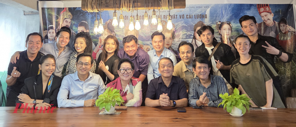 Ê-kíp vở cải lương Gánh cỏ sông Hàn.
