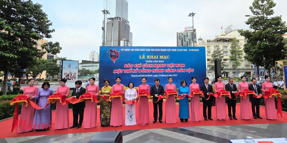 Nghi thức cắt băng khai mạc triển lãm.