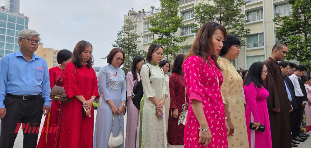 Phóng viên Báo Phụ Nữ TPHCM tham gia đoàn dâng hoa, mặc niệm tưởng nhớ Chủ tịch Hồ Chí Minh.